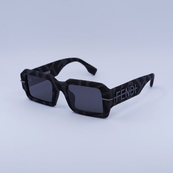 🕶️ New Fendi FE40074U 05A Sunglasses - Grey Monogram Frame - Picture 1 of 10